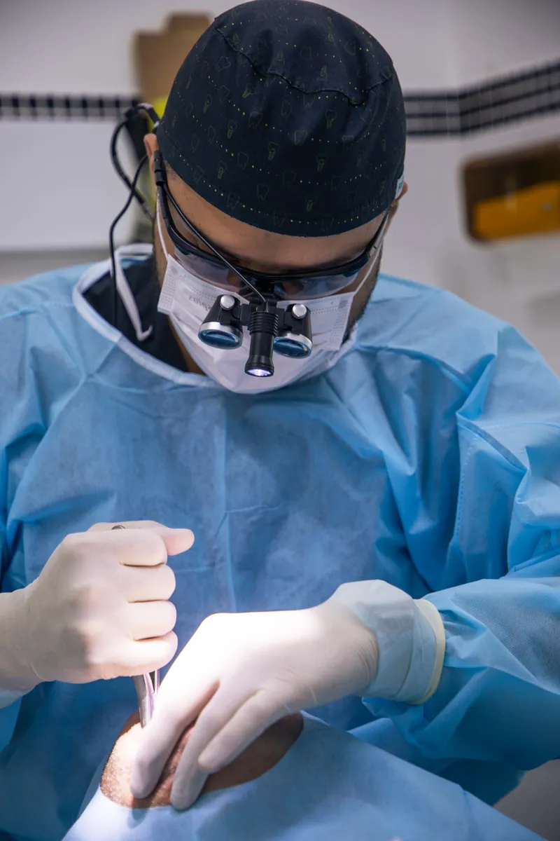Dr. Renato em cirurgia de implante